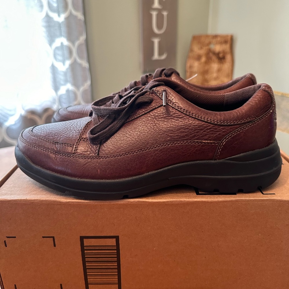 Rockport Men’s Dress Shoes Size 7 NWOT. Brown in color.